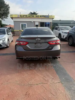 Toyota Camry SE FWD (2.5L 4cyl 8AM) 2018 Gray