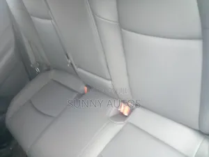 Toyota RAV4 XLE Premium 2021 White