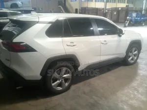 Toyota RAV4 XLE Premium 2021 White