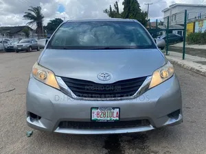 Toyota Sienna LE 7-Passenger Mobility 4dr Minivan (3.5L 6cyl 6A) 2014