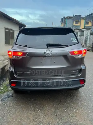 Toyota Highlander LE 4dr SUV AWD (3.5L 6cyl 6A) 2015 Gray