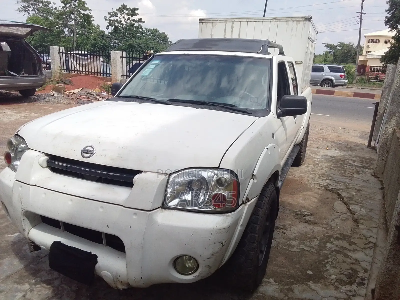 Nissan Frontier 2005 White