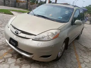 Toyota Sienna 2010 Silver