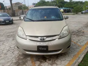 Toyota Sienna 2010 Silver