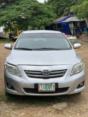 Toyota Corolla LE 4dr Sedan (1.8L 4cyl 4A) 2010 Silver