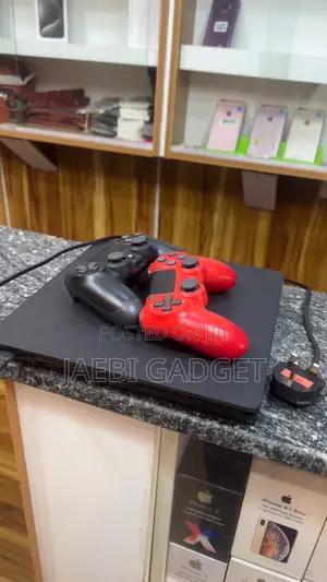 Hacked Ps4 Slim With 2pads and 7games