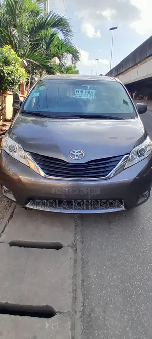 Toyota Sienna 2011 Silver