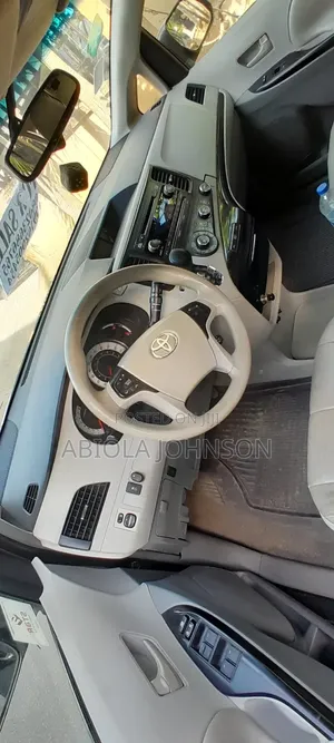 Toyota Sienna 2011 Silver