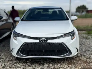 Toyota Corolla LE (1.8L 4cyl 2A) 2019 White