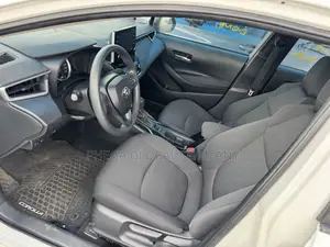 Toyota Corolla LE (1.8L 4cyl 2A) 2019 White