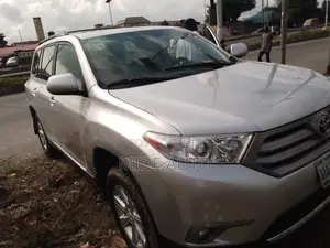 Toyota Highlander SE 2011 Silver