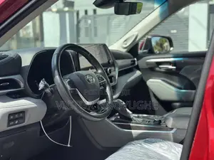 Toyota Highlander Platinum AWD 2023 Red