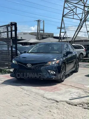 Toyota Camry SE FWD (2.5L 4cyl 8AM) 2018 Black