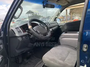 Toyota HiAce 2014 Blue