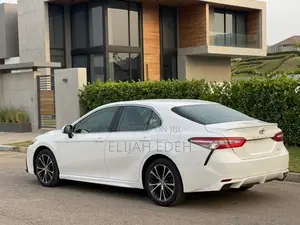 Toyota Camry SE FWD (2.5L 4cyl 8AM) 2018 White