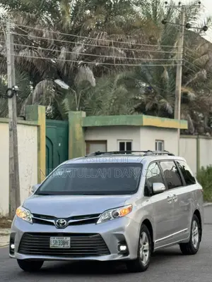 Toyota Sienna 2016 Silver