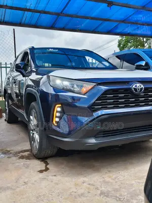 Toyota RAV4 XLE 2022 Blue