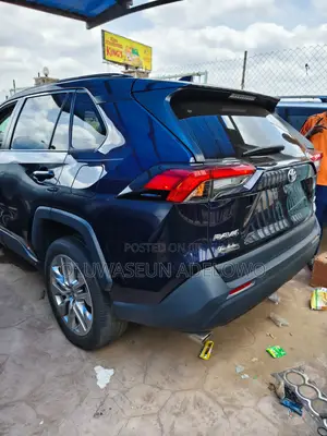 Toyota RAV4 XLE 2022 Blue