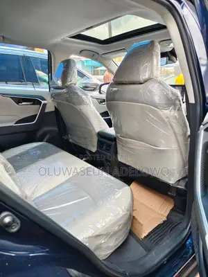 Toyota RAV4 XLE 2022 Blue