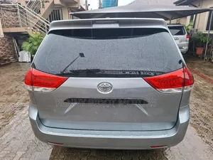 Toyota Sienna 2011 Silver