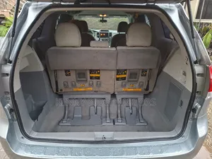 Toyota Sienna 2011 Silver