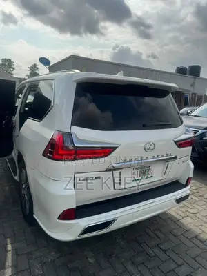Lexus LX 570 AWD 2018 White