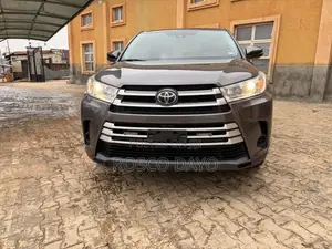 Toyota Highlander LE 2019 Gray