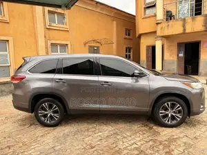 Toyota Highlander LE 2019 Gray