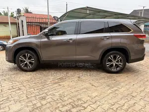 Toyota Highlander LE 2019 Gray
