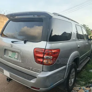 Toyota Sequoia 2005