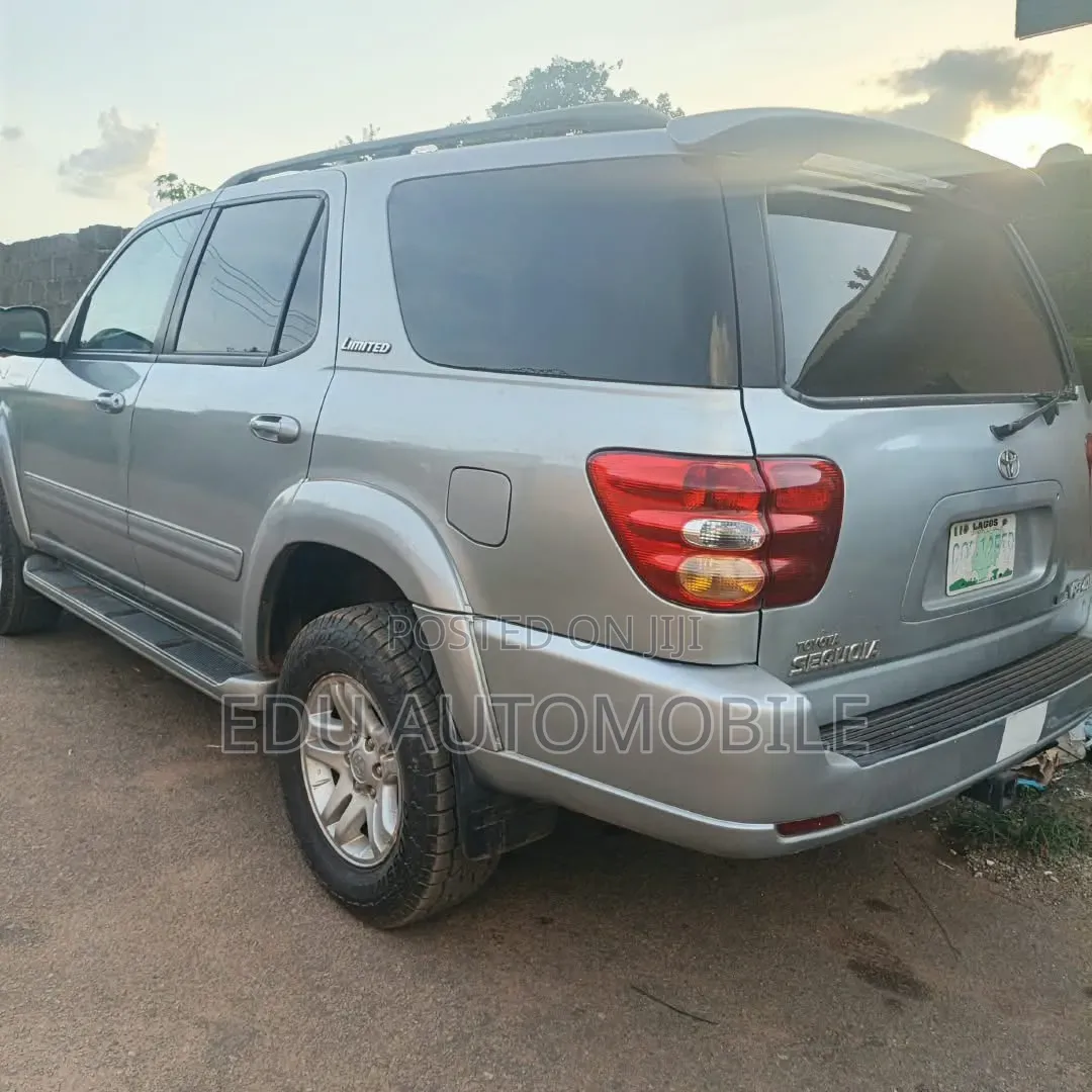 Toyota Sequoia 2005