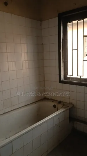 5bdrm Duplex in Majiyagbe Layout, Alimosho for rent