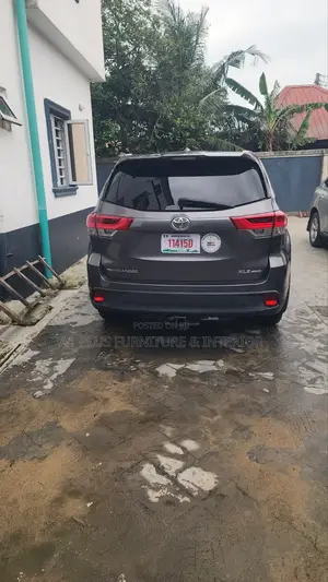 Toyota Highlander XLE 4x2 V6 (3.5L 6cyl 8A) 2018 Gray