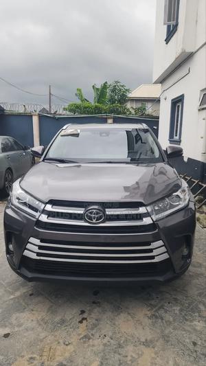 Toyota Highlander XLE 4x2 V6 (3.5L 6cyl 8A) 2018 Gray