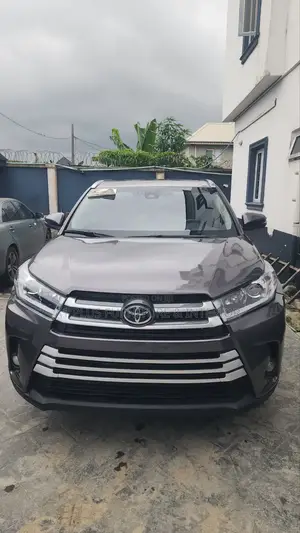 Toyota Highlander XLE 4x2 V6 (3.5L 6cyl 8A) 2018 Gray
