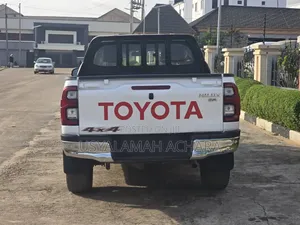Toyota Hilux 2022 White