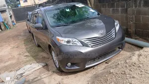 Toyota Sienna XLE 7 Passenger (3.5L 6cyl 6A) 2016 Gray