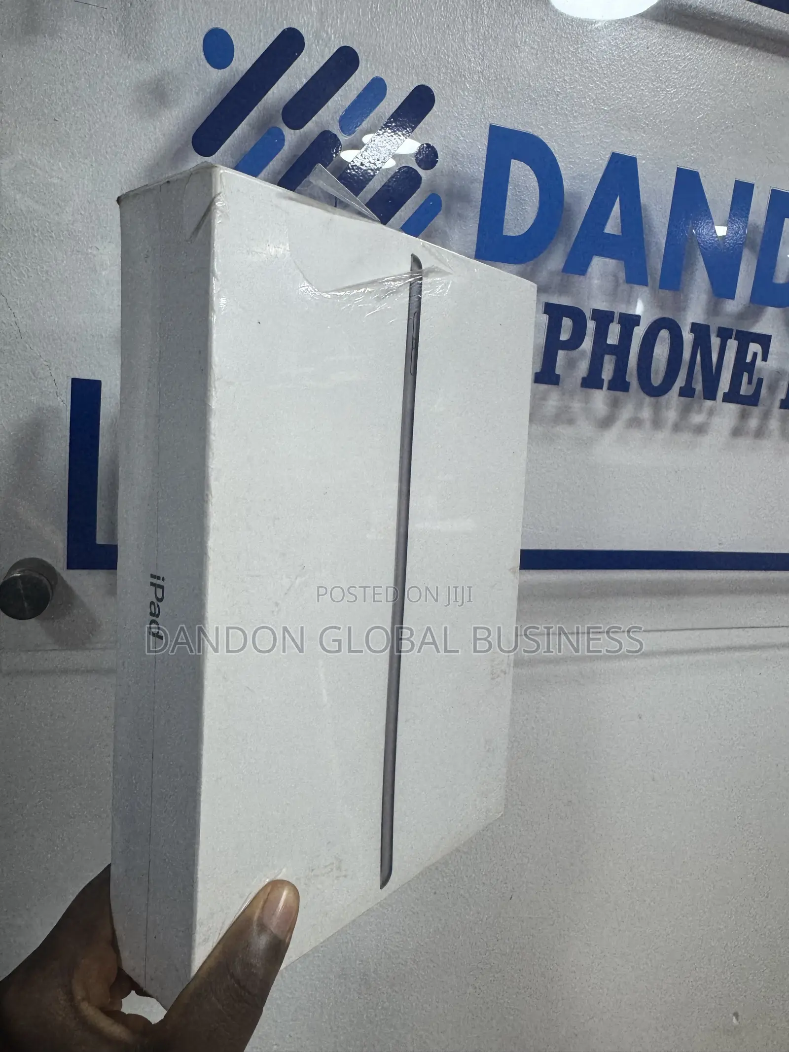New Apple iPad 9.7 64 GB Gray