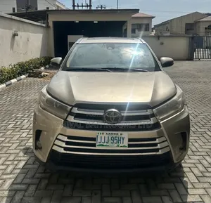 Toyota Highlander XLE 4dr SUV AWD (3.5L 6cyl 6A) 2015 Gold