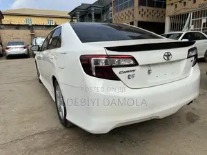 Toyota Camry SE 4dr Sedan (2.5L 4cyl 6A) 2014 White