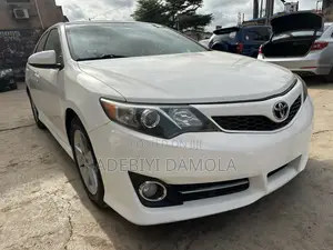 Toyota Camry SE 4dr Sedan (2.5L 4cyl 6A) 2014 White