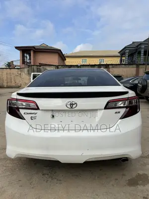 Toyota Camry SE 4dr Sedan (2.5L 4cyl 6A) 2014 White