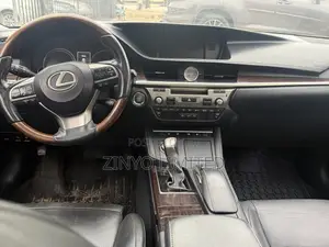 Lexus ES 350 FWD 2016