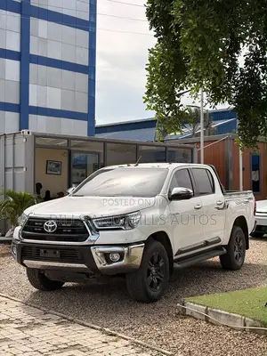 Toyota Hilux 2025 White