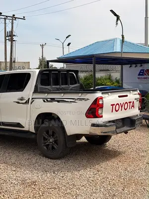 Toyota Hilux 2025 White
