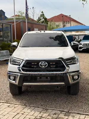 Toyota Hilux 2025 White