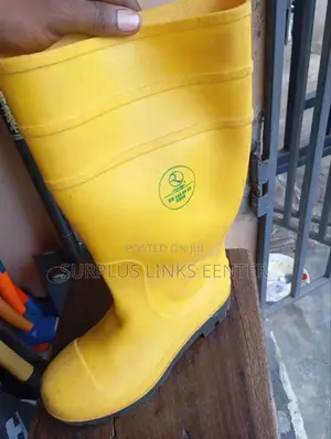 Safety Rain Boot 👢🥾 All Sizes Available and Affordable