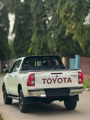 Toyota Hilux 2025 White
