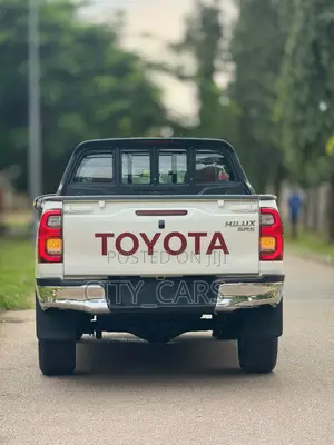 Toyota Hilux 2025 White