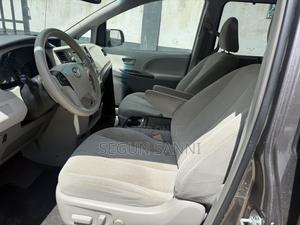 Toyota Sienna SE 8-Passenger 4dr Minivan (3.5L 6cyl 6A) 2015 Gray